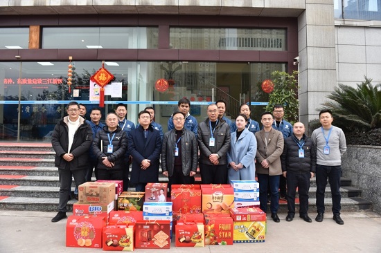 集團(tuán)公司黨委書記、董事長周燕賓一行看望慰問臨港公司一線員工
