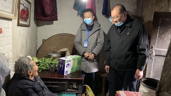集團(tuán)公司慰問(wèn)“雙包雙?!鄙鐓^(qū)困難群眾