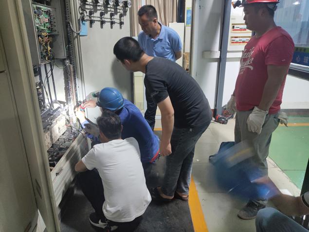通宵奮戰(zhàn)，順利完成一水廠泵站電氣改造