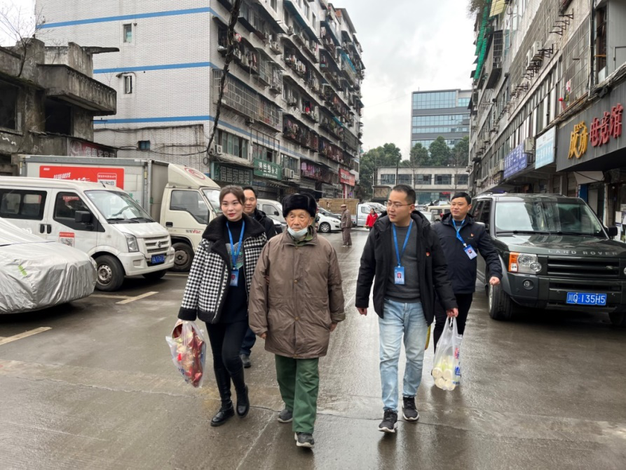 節(jié)前慰問送溫暖，情系下渡口社區(qū)困難群眾