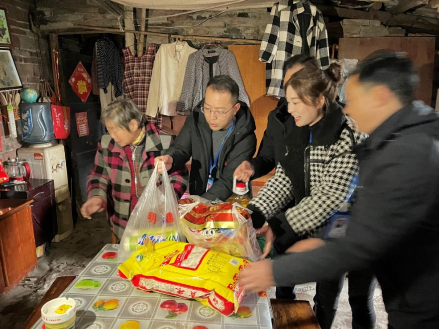 節(jié)前慰問送溫暖，情系下渡口社區(qū)困難群眾